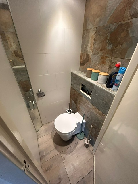 Badkamer renovatie toilet bovenaf